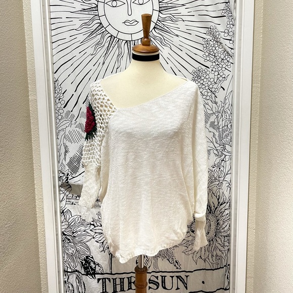 π Beautiful rose shoulder knit top - Picture 2 of 14